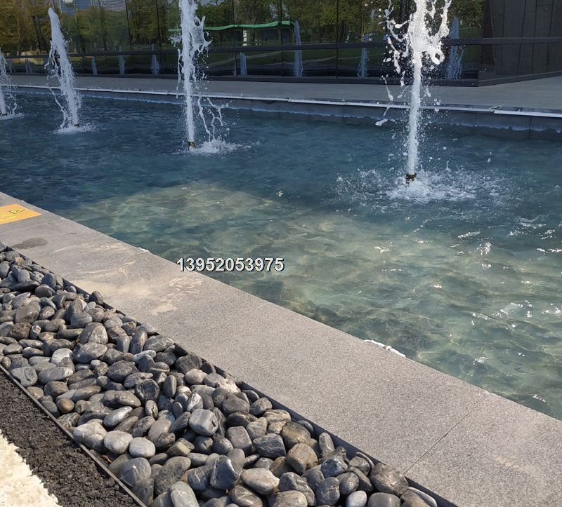 市民广场公园喷泉黑色鹅卵石铺设